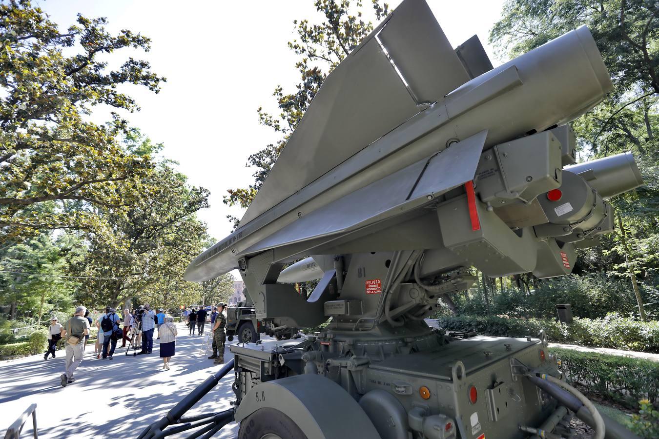 Primeras colas en la exposición estática de vehículos y otros medios militares en la Plaza de España